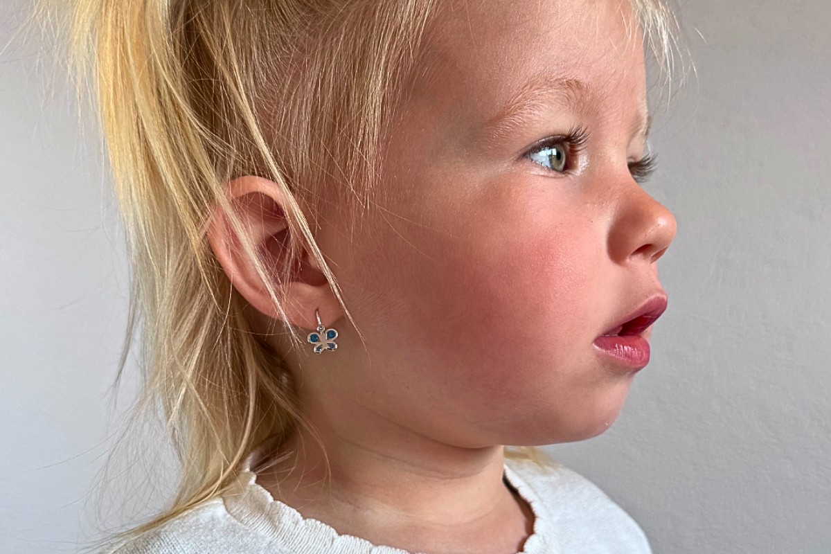 PAPILA-zlaté-dětské-náušnice-se-středně-modrými-zirkony-bílé-zlato